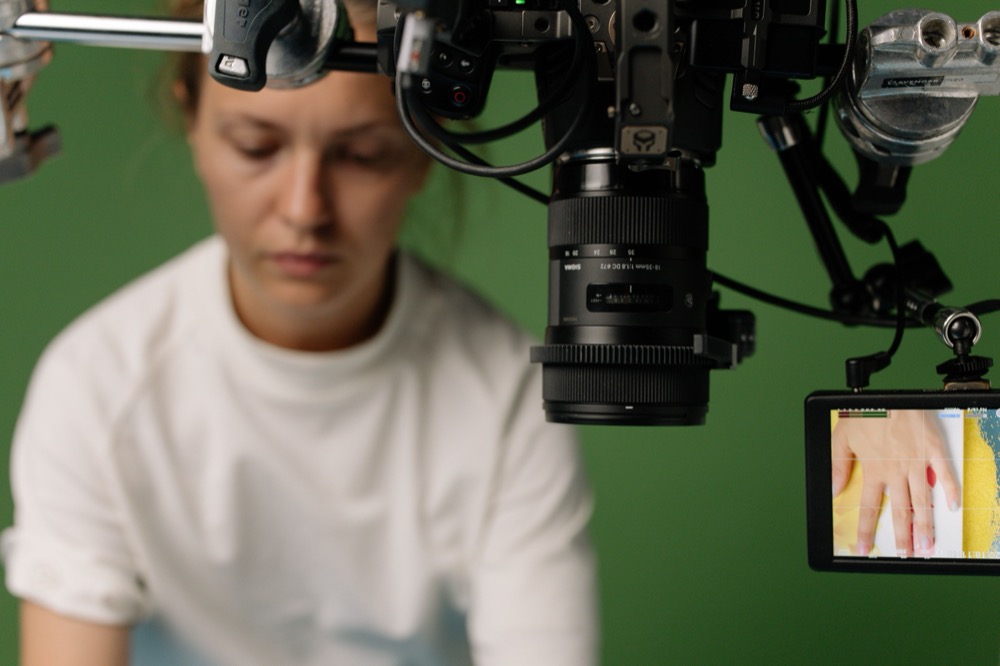 Camera op een greenscreen-set tijdens een opname